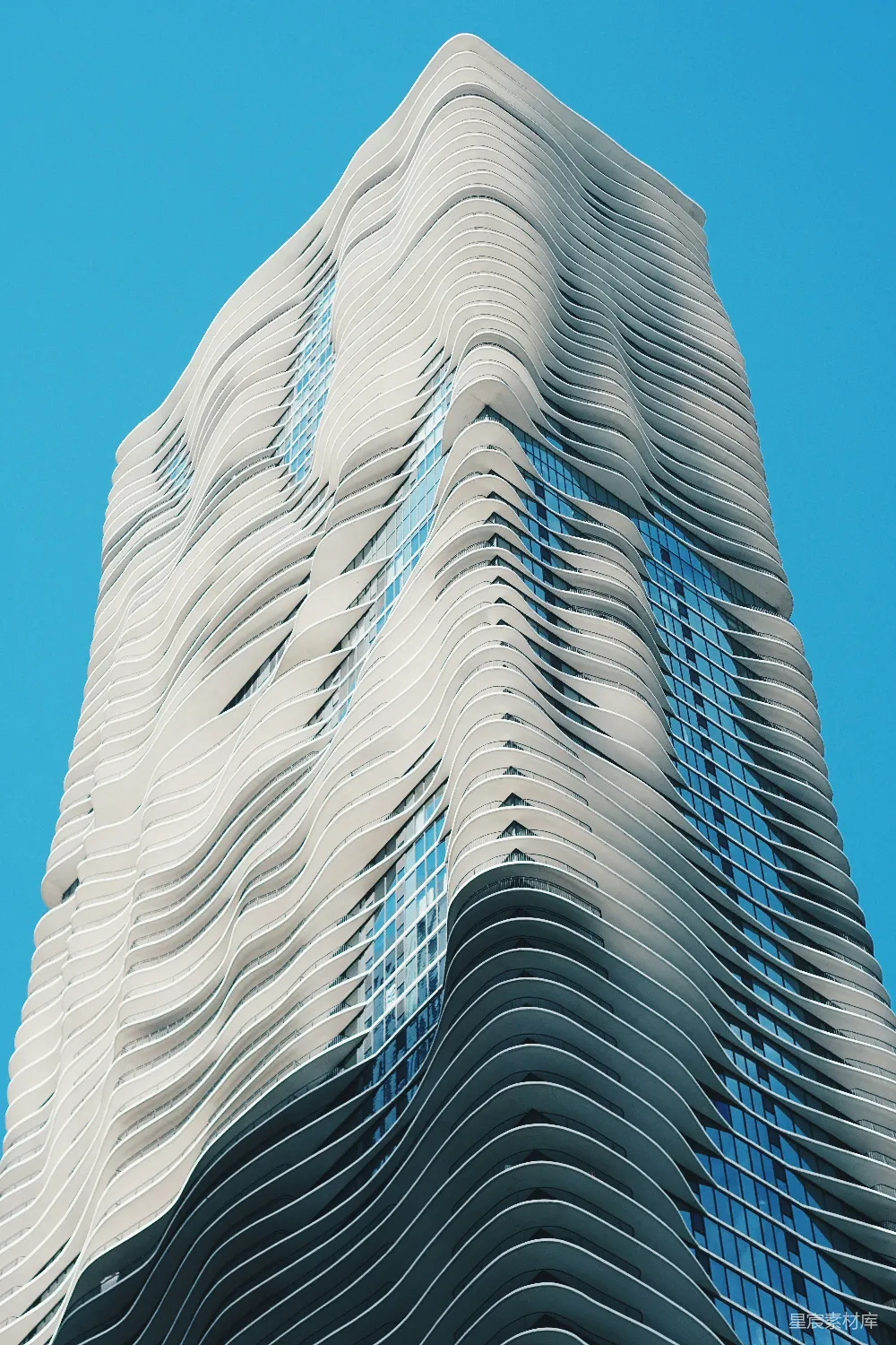 低角度拍摄的白色高层建筑