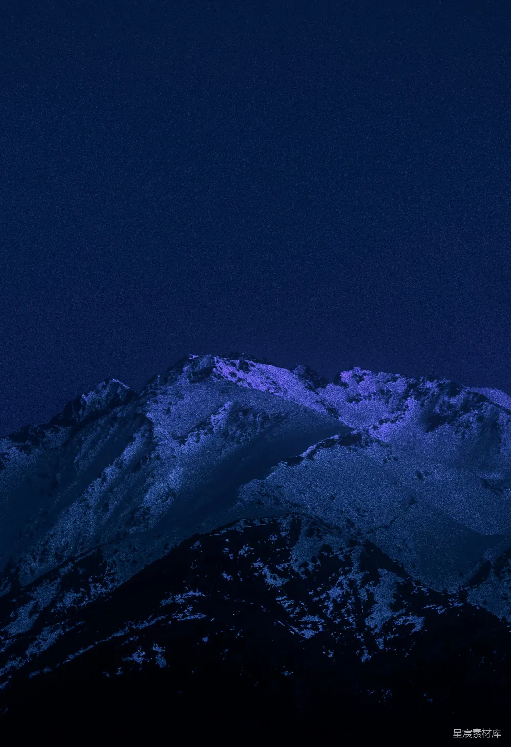高清摄影 自然 白天晴朗的蓝天下的积雪覆盖的山峰