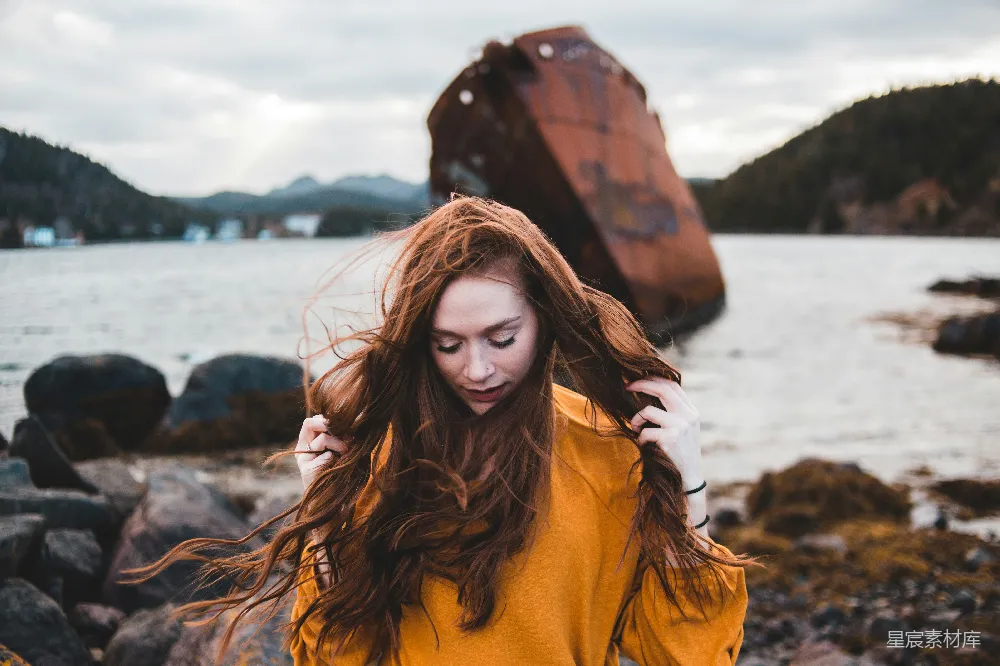 海边的女人站着