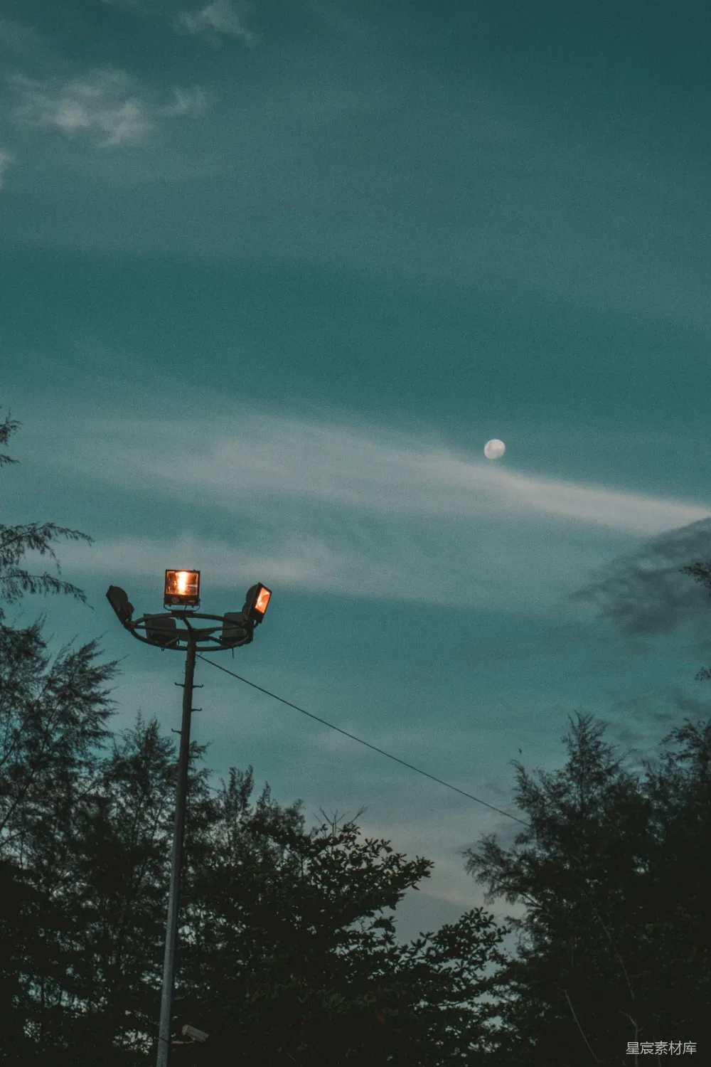 高清摄影  黑灯在夜间亮了起来