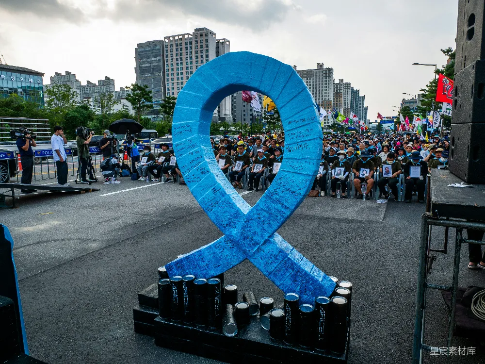 高清摄影  一条大蓝丝带悬挂在街道中央。