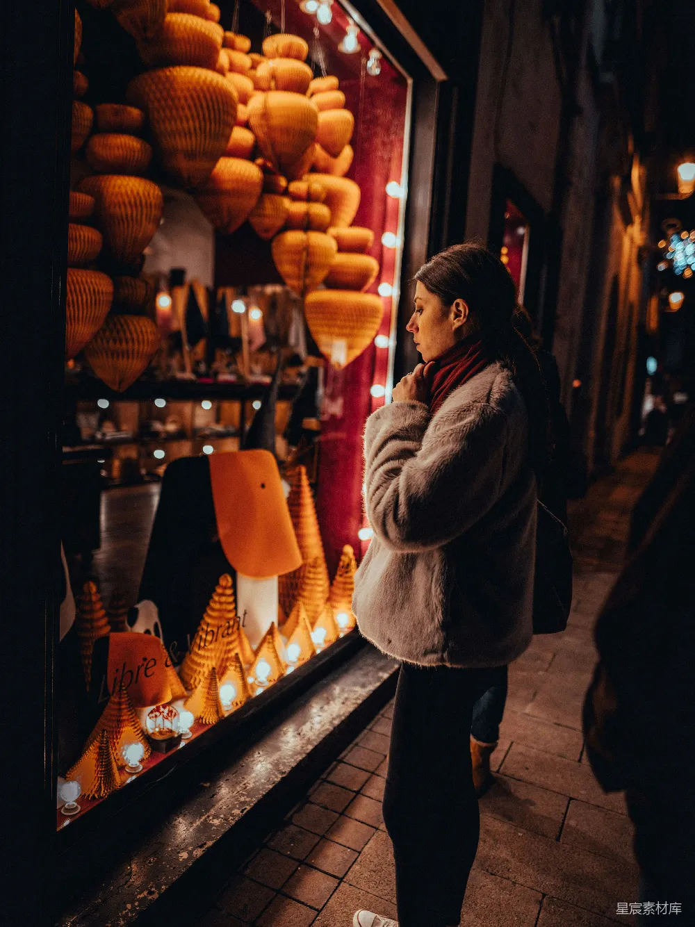 灰衣女子站在商店旁边