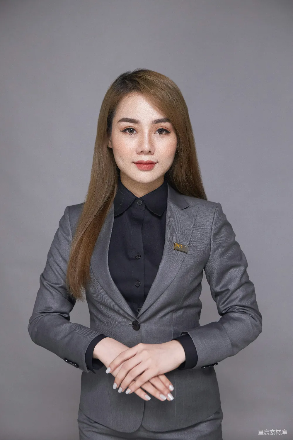 黑色外套的女子