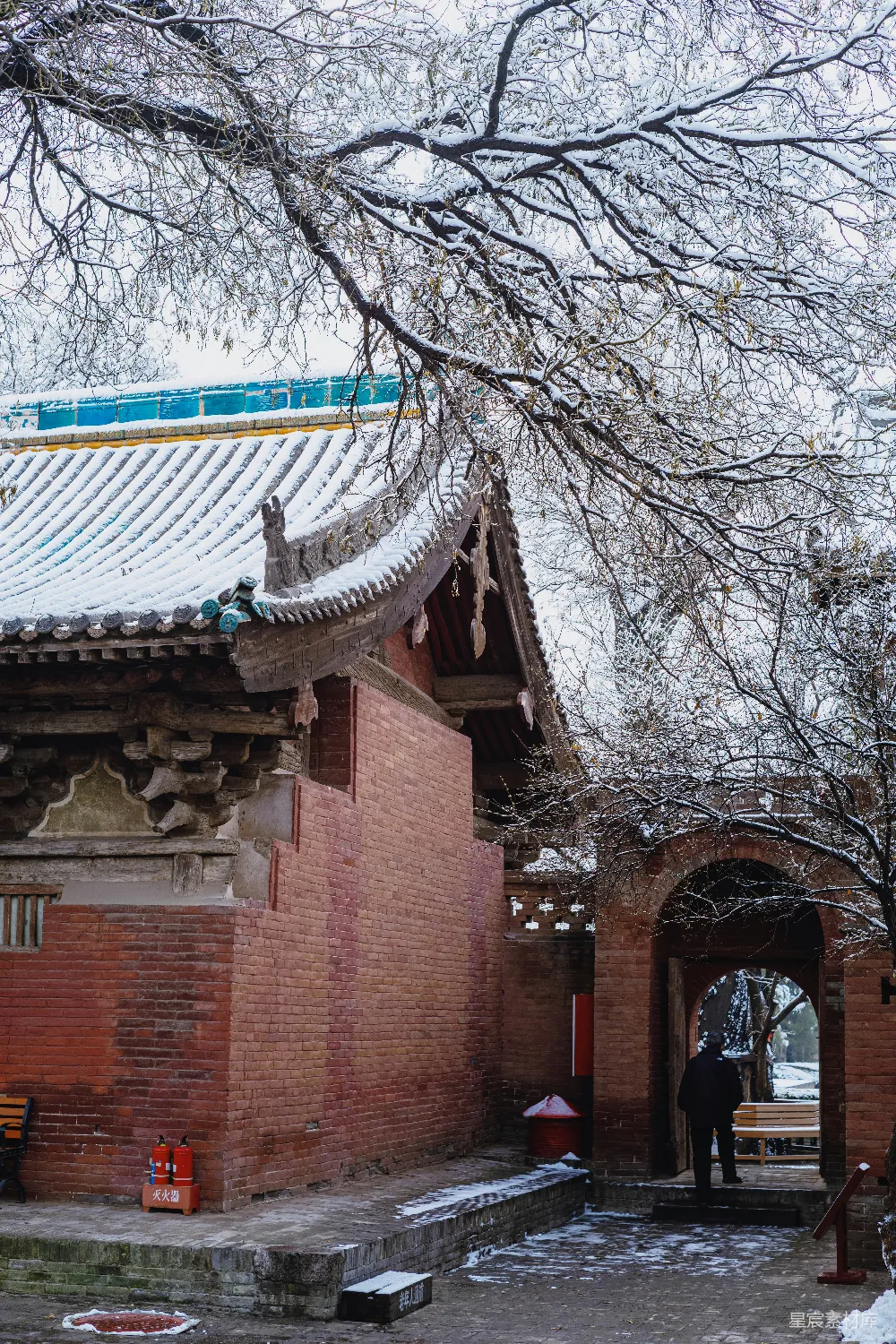 覆雪的传统建筑和拱形大门