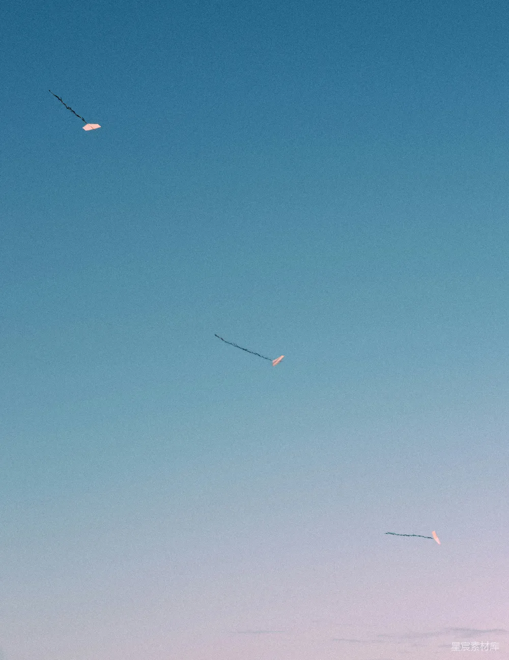 高清摄影  一群人在沙滩上站着。