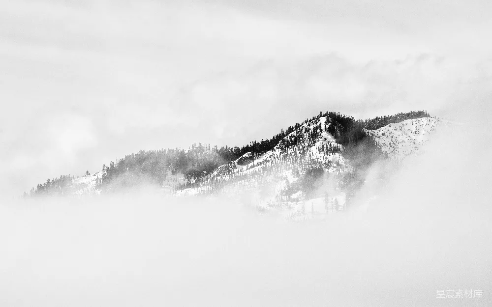 高清摄影  被雾气覆盖的被雪覆盖的山脉