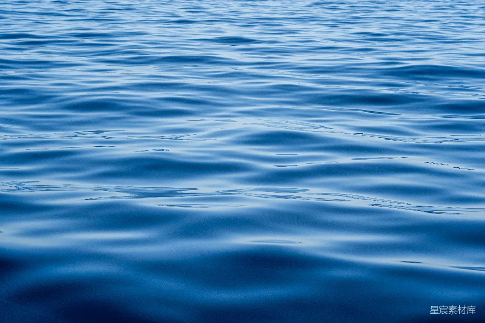 蓝色海洋表面泛起涟漪。