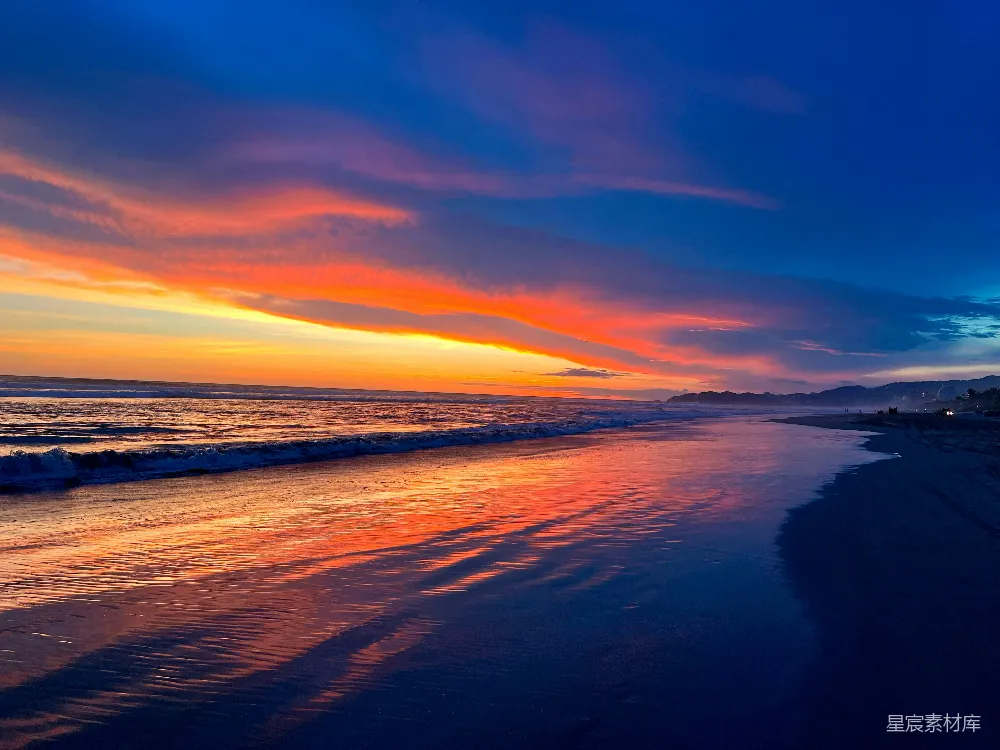 海滩日落，海浪涌来