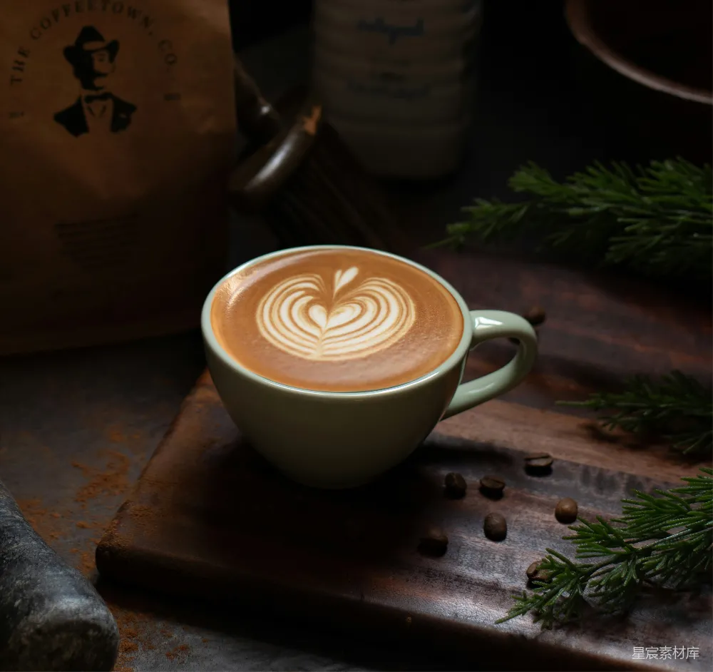 带有心形图案的咖啡一杯
