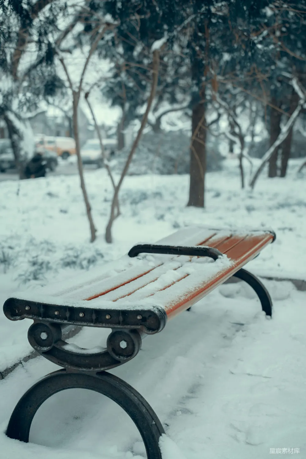 公园里一排覆盖着白雪的木制长椅