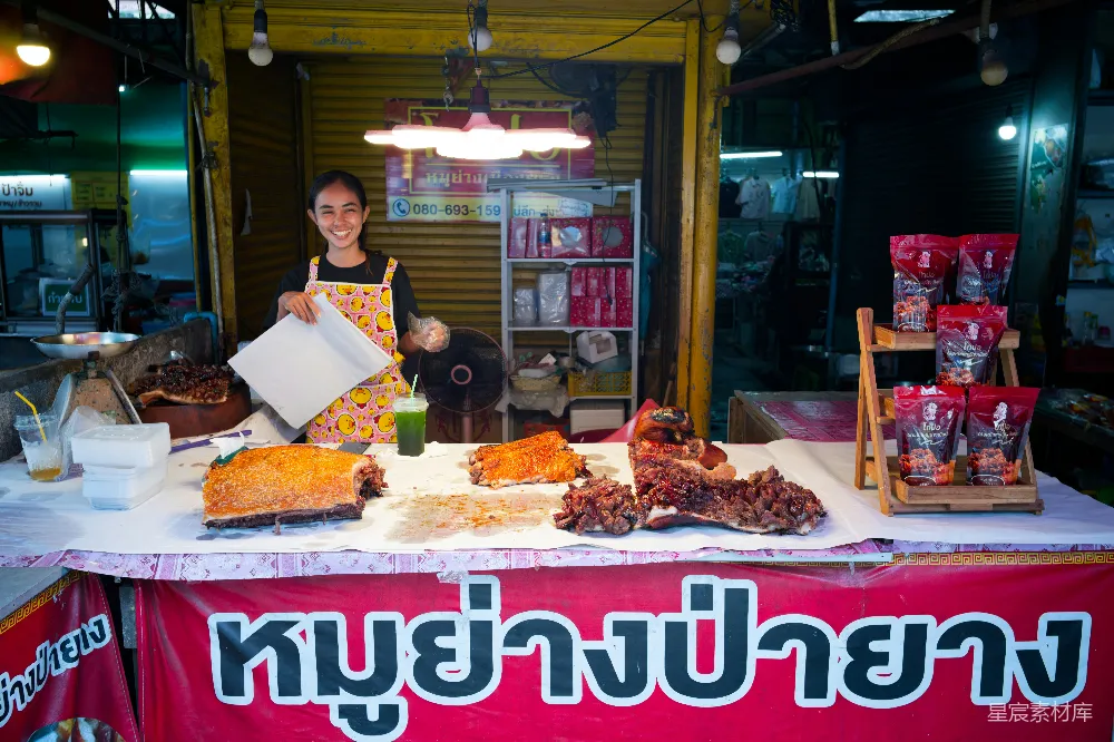 街边小贩卖食物的妇女