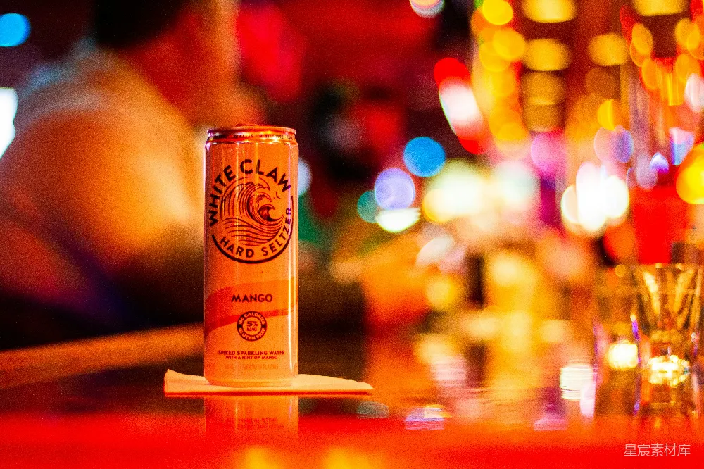 高清摄影  棕色和白色的一次性杯子放在棕色的木桌上。