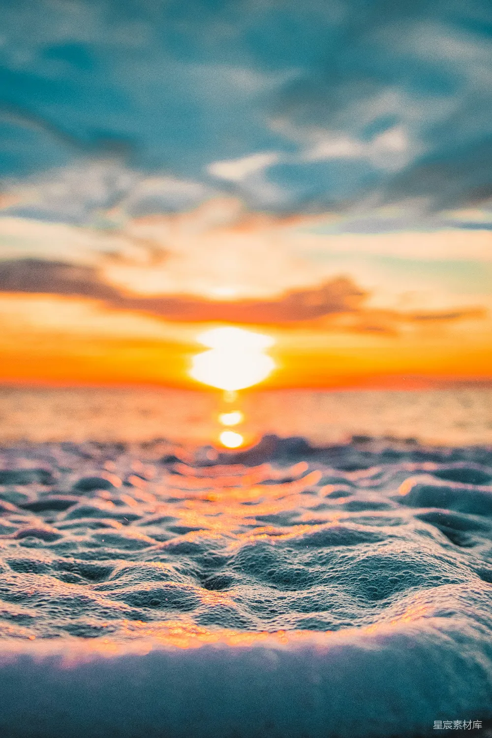 云层下的夕阳