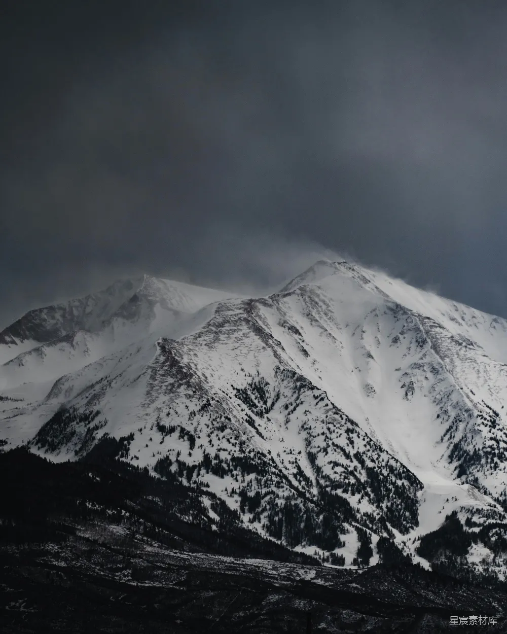 山中白雪，天边云雾缭绕