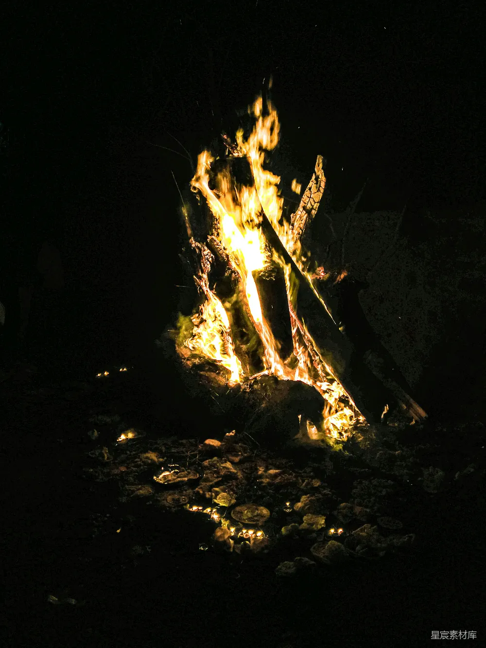 夜里的篝火