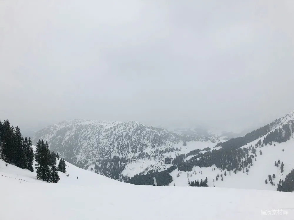 高清摄影  白天覆盖着雪的山