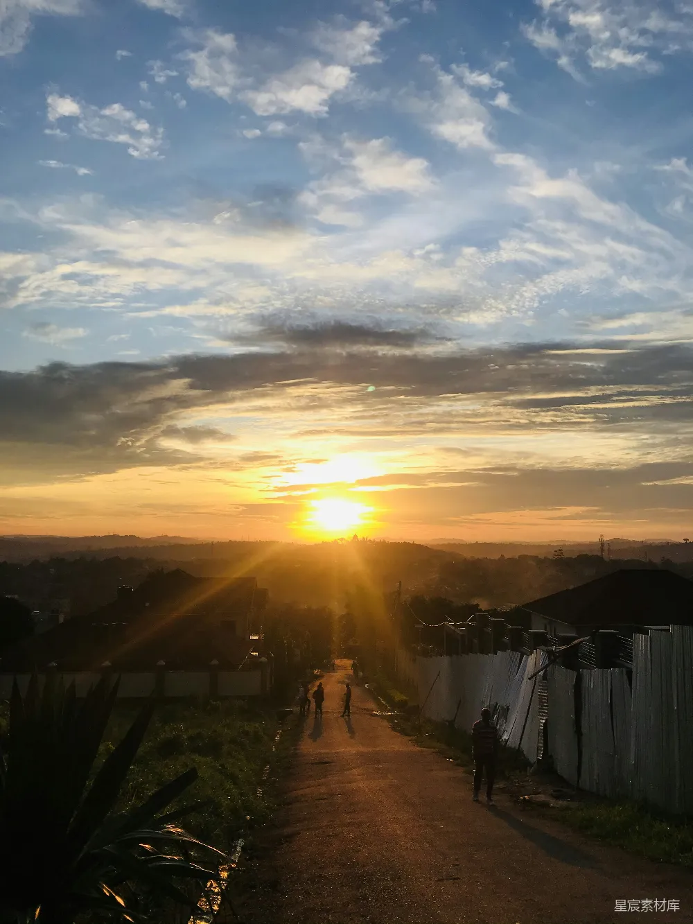 夕阳下人们行走于小径的轮廓