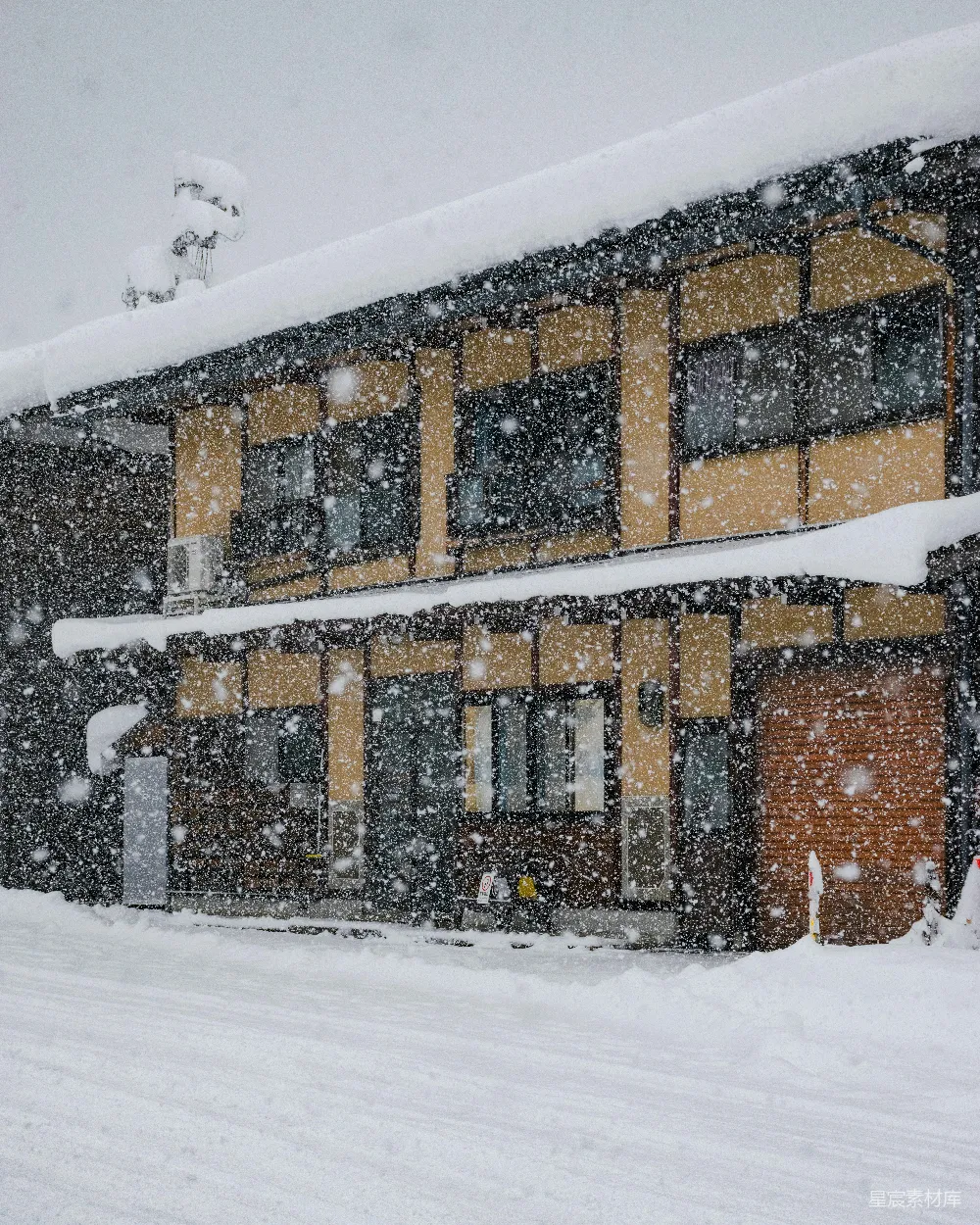 高清摄影 旅行 一座建筑物被积雪覆盖，它位于路边。