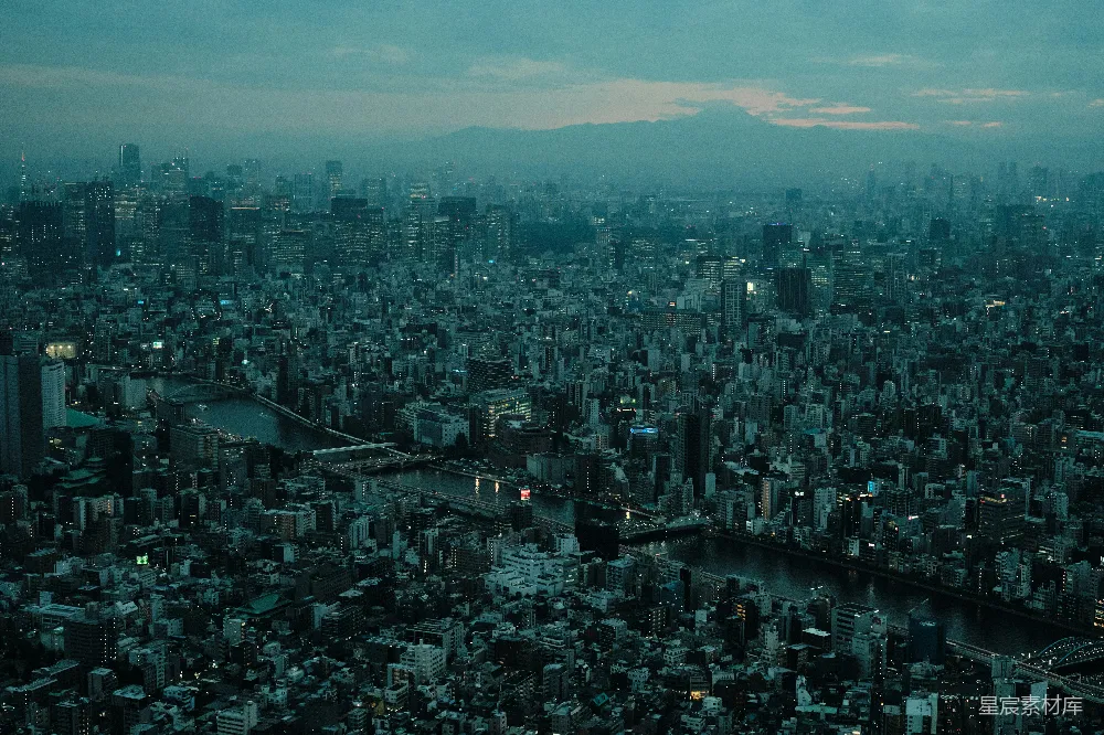 从高楼顶部看的城市景色