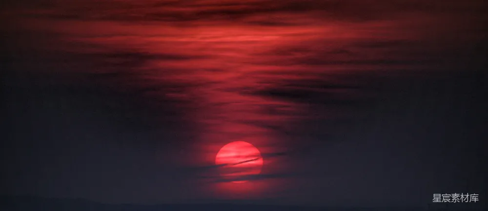 水面之上，太阳正在地平线下沉。
