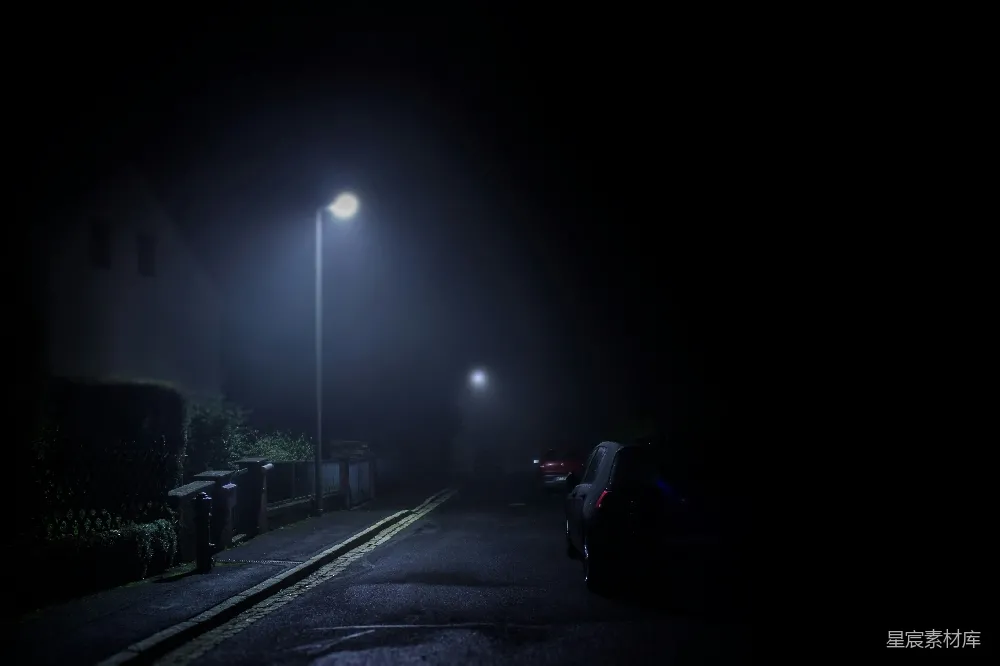 夜晚街边停着一辆车