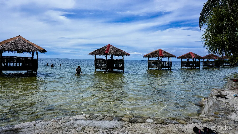 一群小屋坐落在海滩上靠近海边