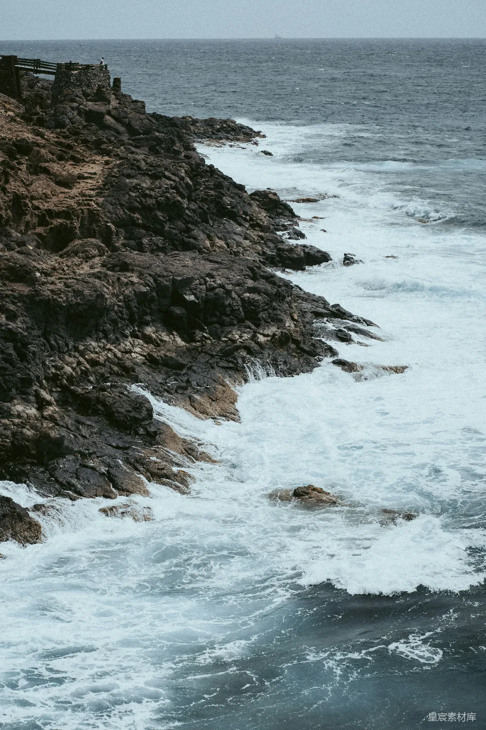 白天海浪拍击岩石海岸场景