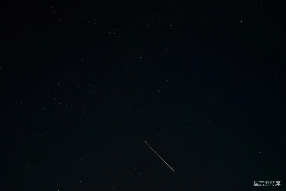 高清摄影  一架飞机在夜晚的天空中飞行