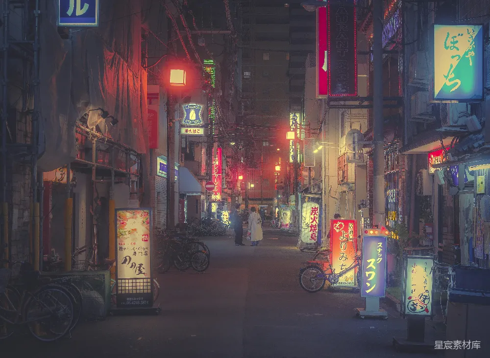 一条狭窄的城市街道夜晚霓虹灯闪烁
