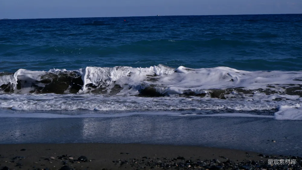 一波波浪涌上沙滩海岸