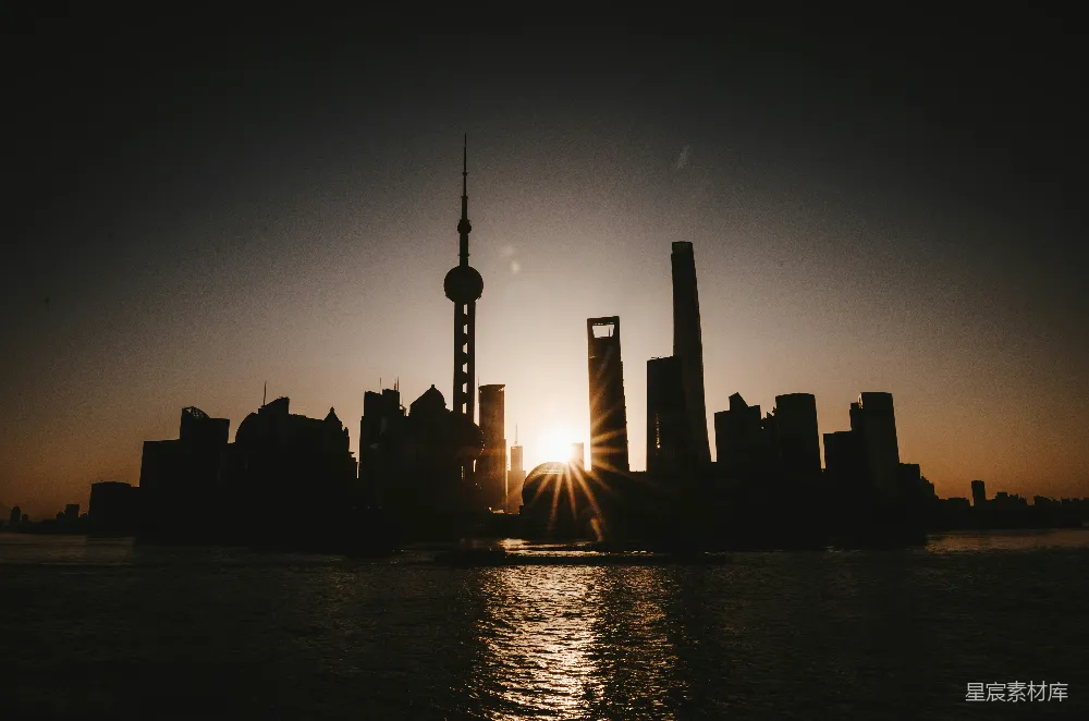 夕阳下城市建筑的轮廓