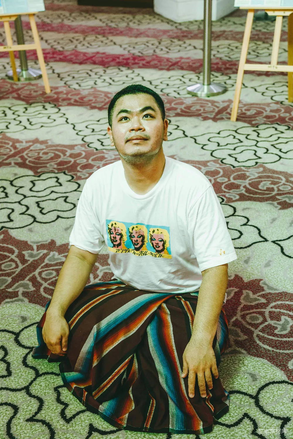 房间中一个男人坐在地上。