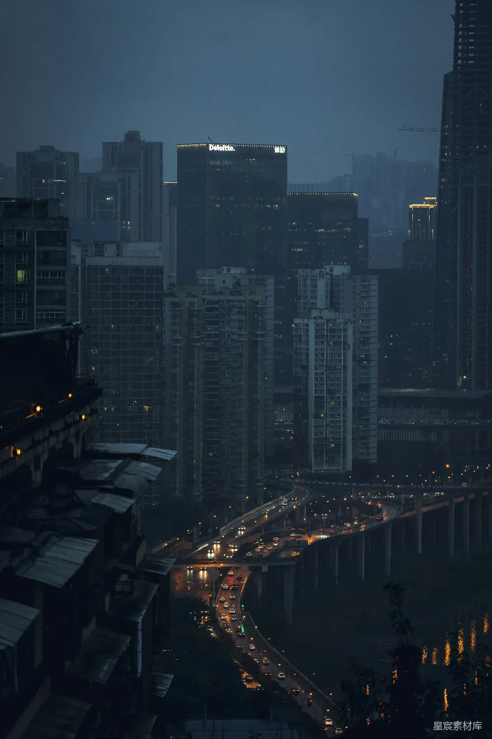 高楼上俯瞰的夜晚城市美景