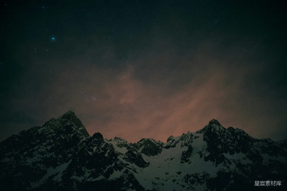 夜幕下的山景，月明星稀
