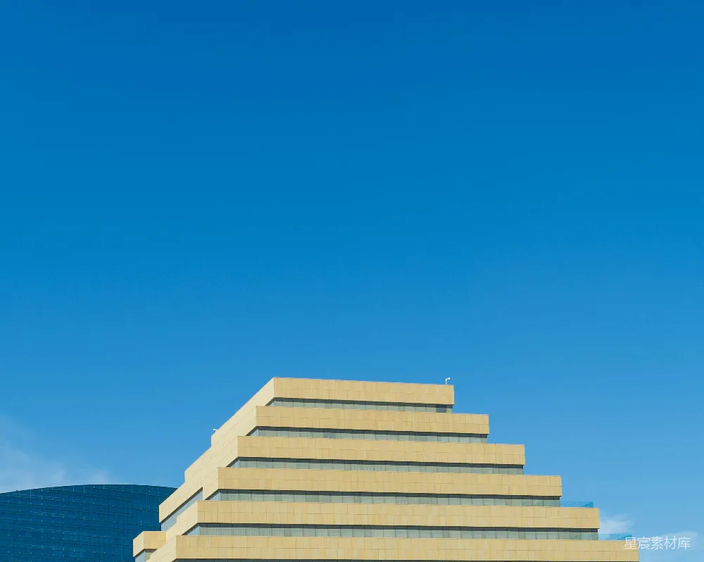 一座金字塔形建筑矗立在湛蓝的天空下。