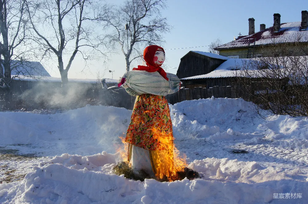 一个穿着长裙的女人站在雪中