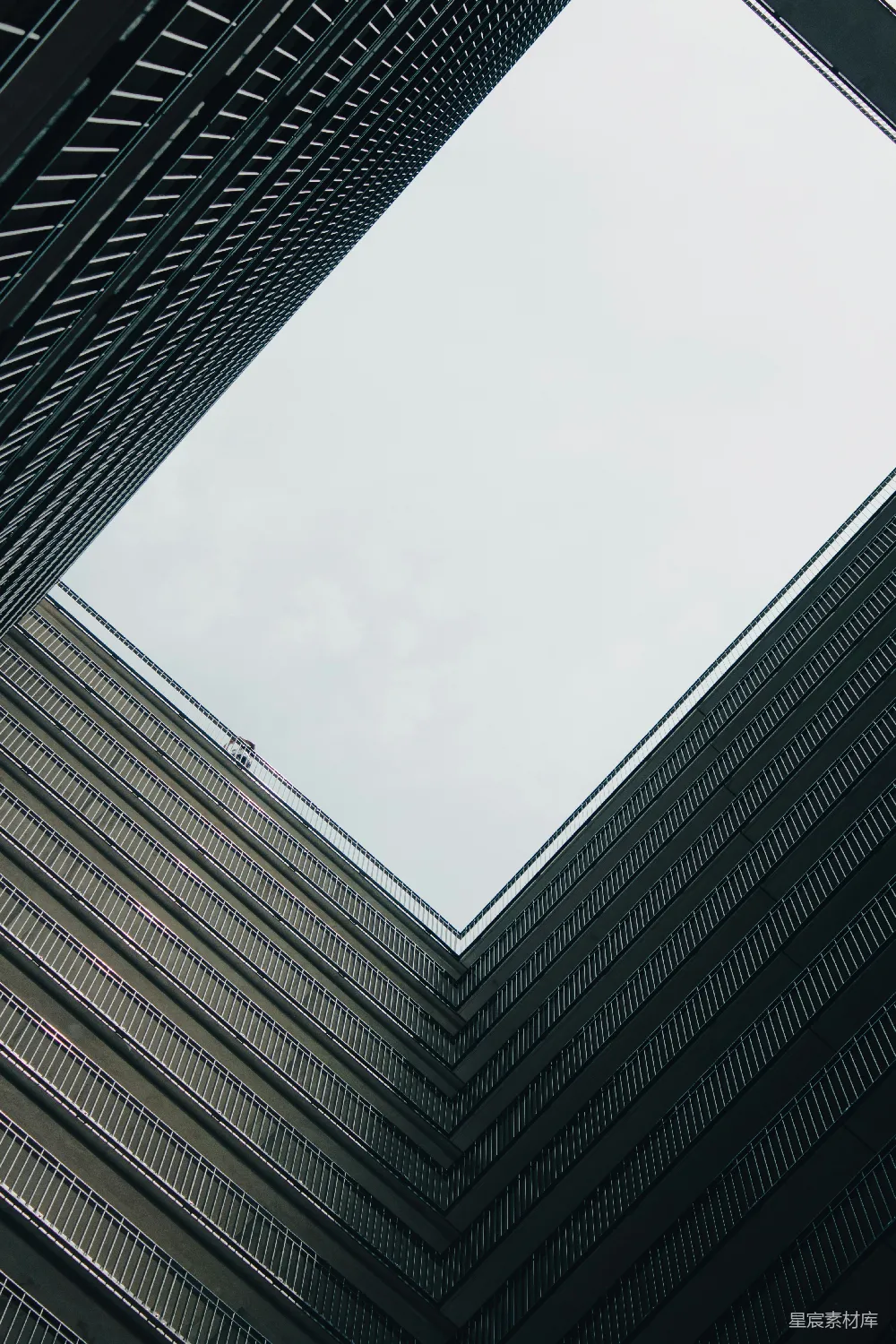 灰砖建筑在白天从虫眼视角看的景象