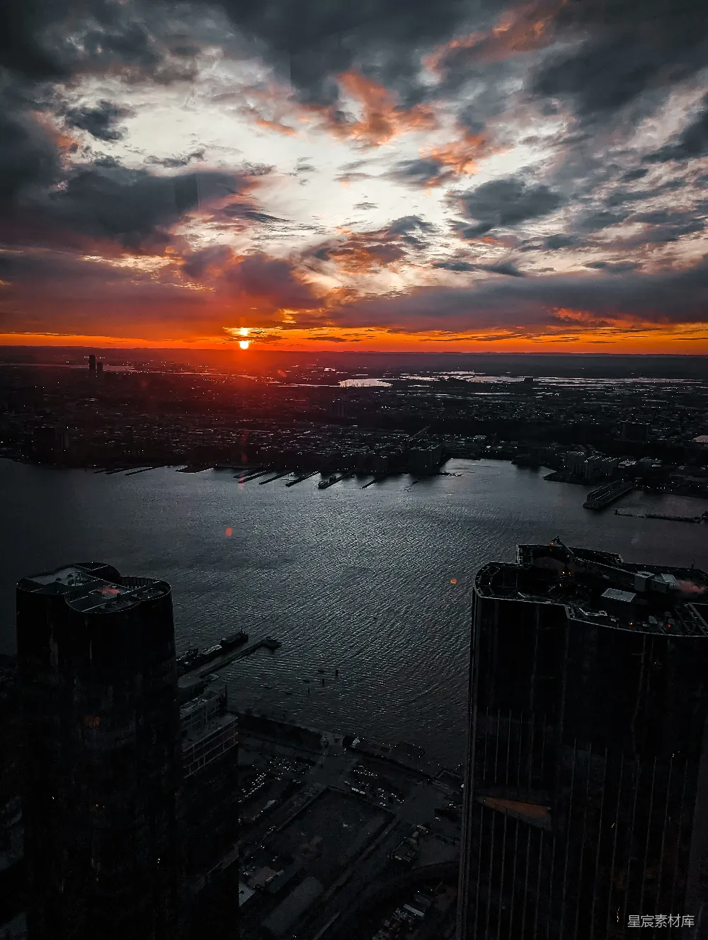 高清摄影 旅行 自然 夕阳正在一大片水域上落下