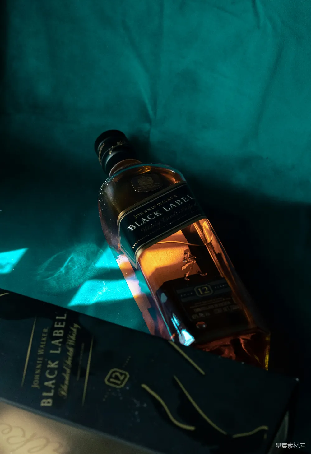 高清摄影  黑色和金色的杰克丹尼酒瓶