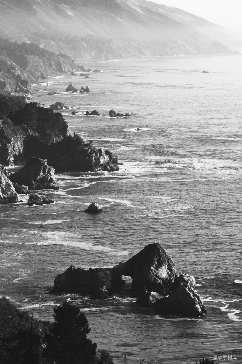 岩石形态环绕之下的 grayscale 飞行照相