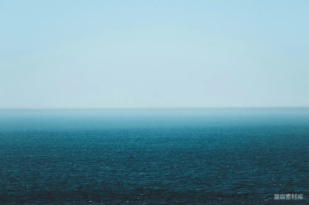 灰暗天空下的水域