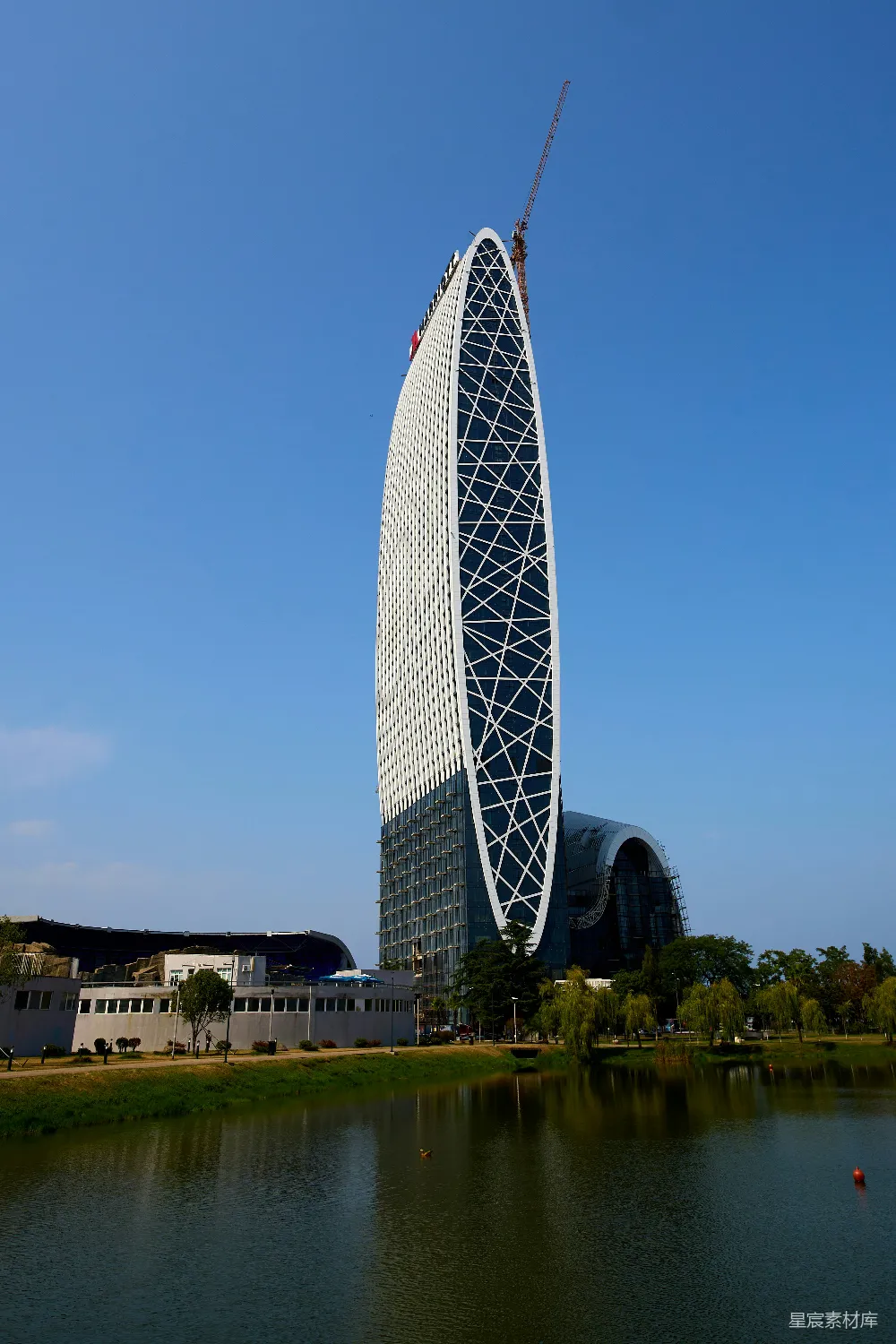 一座带有玻璃外墙的高大建筑