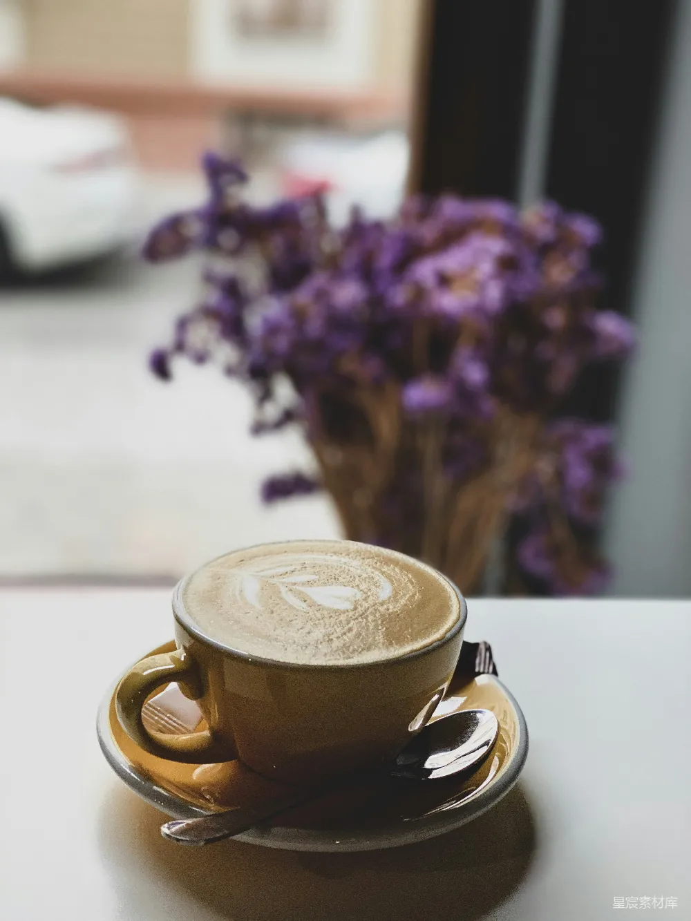 卡布奇诺在棕色陶瓷杯中