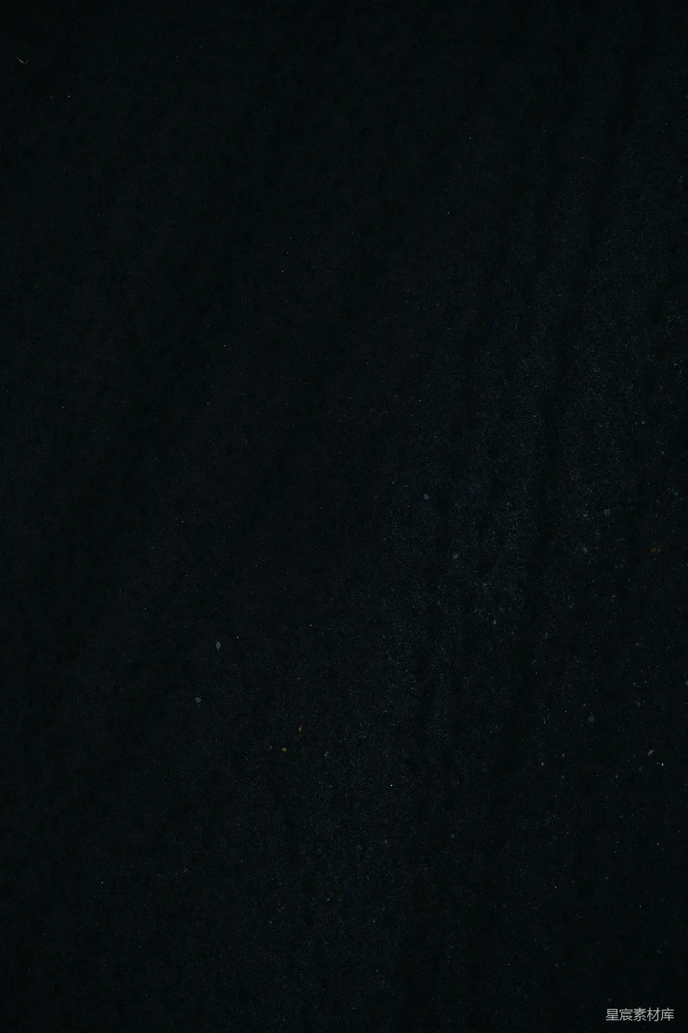高清摄影  黑色背景上有小白点。