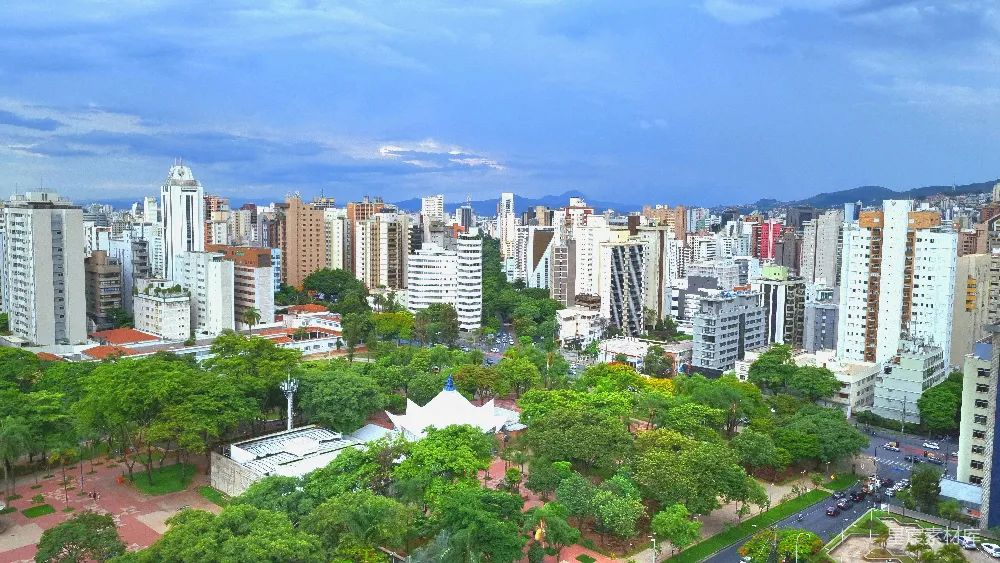 一座高楼林立的城市景观