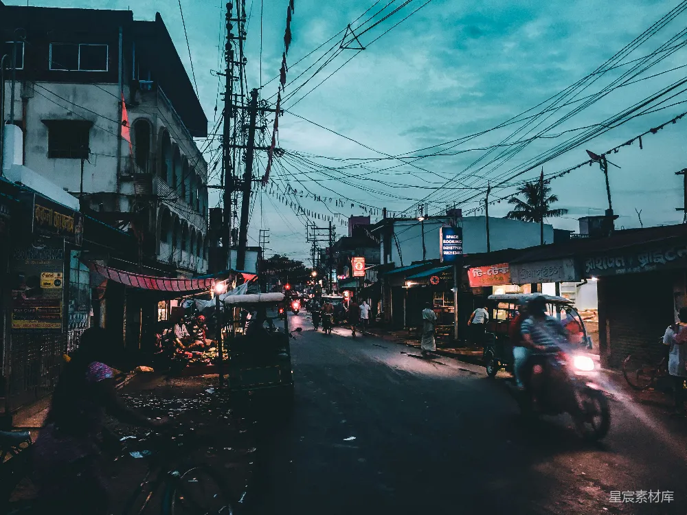 路上夜晚的车辆