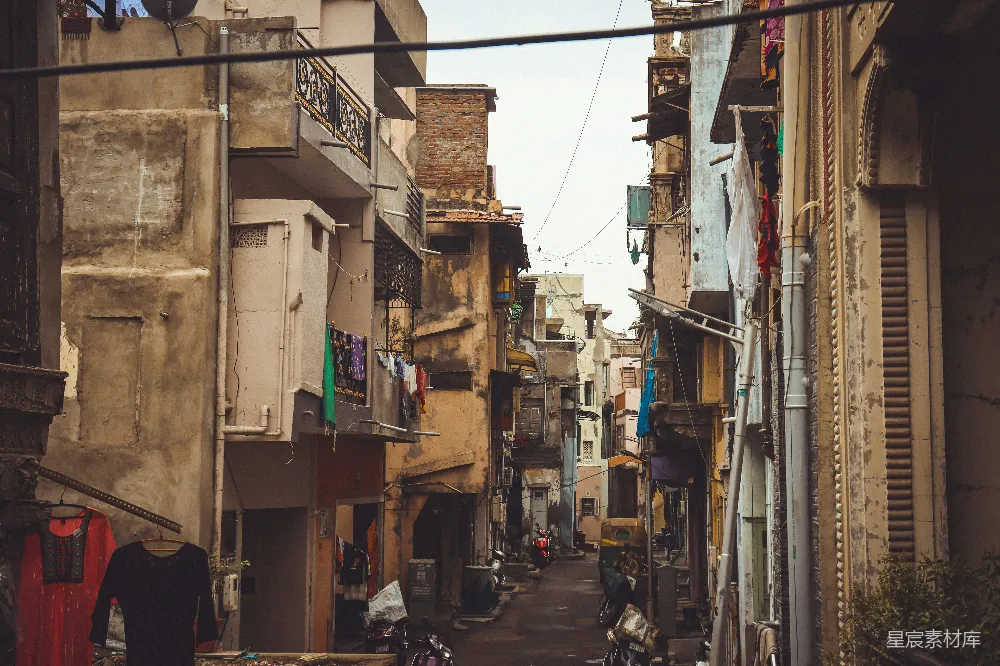 一条狭窄的城市街道两旁是建筑和人。