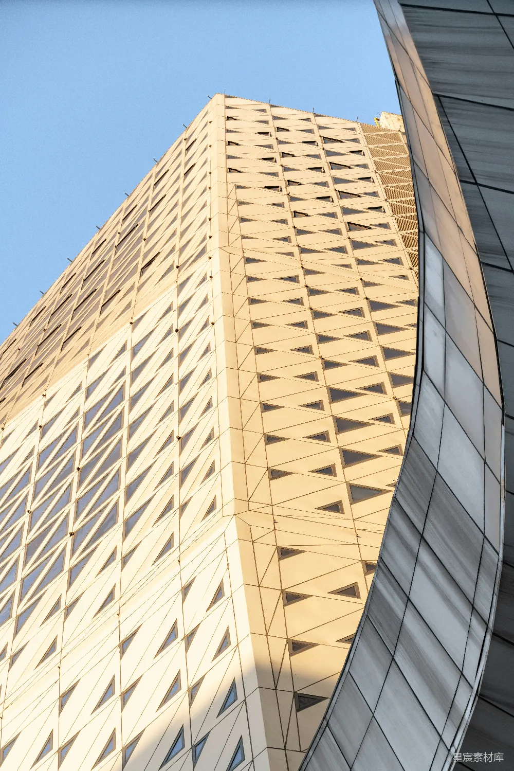 现代 skyscrapers 与蓝天上几何图案相互映衬。