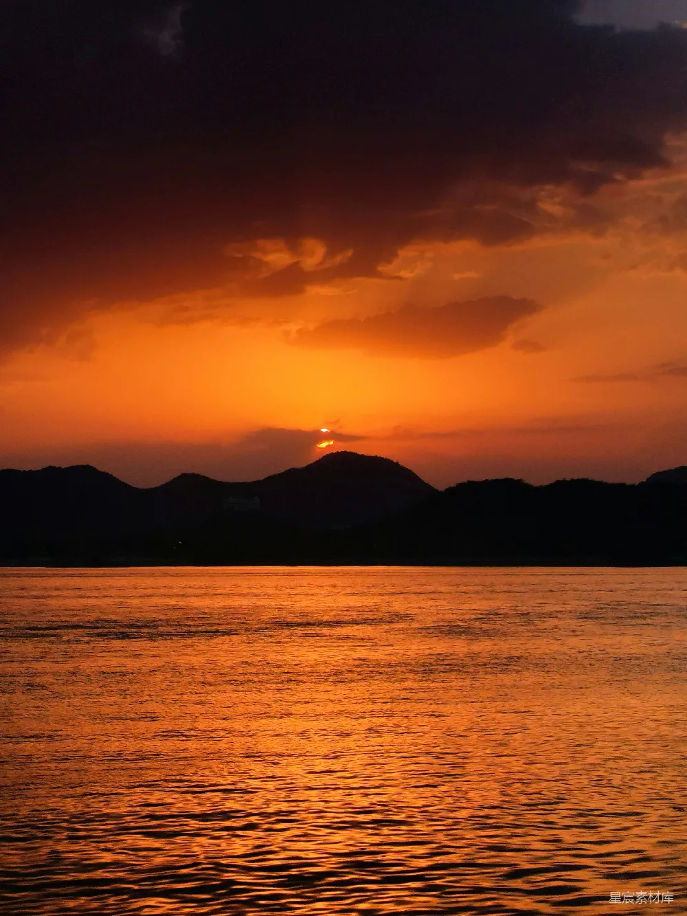 高清摄影  一片开阔的水域，背景是夕阳。