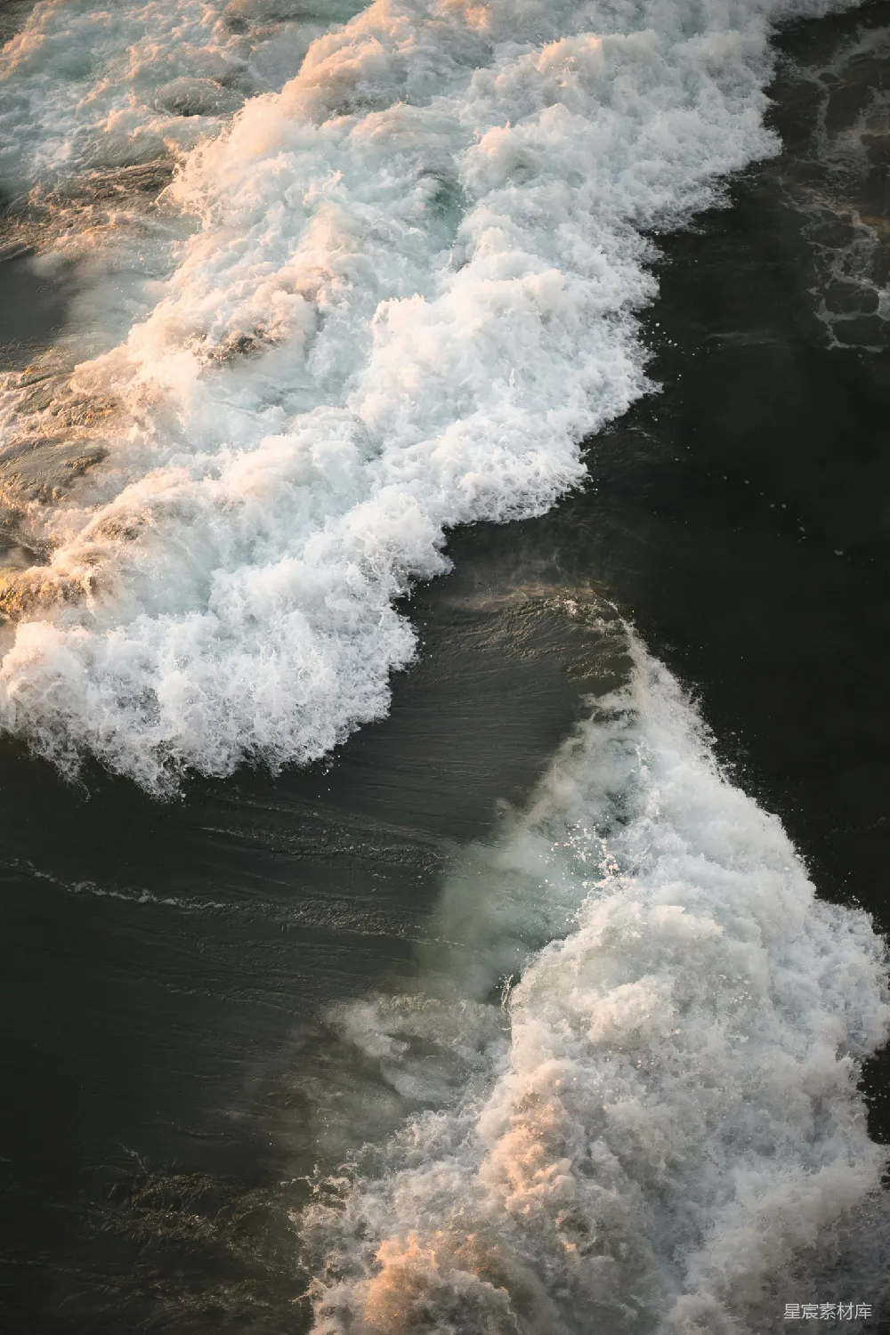 海岸线上的海浪在航拍中的景象
